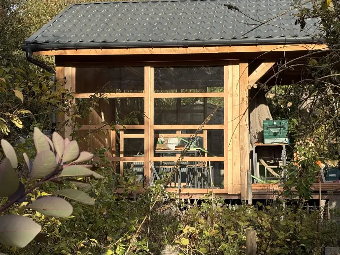 Porte vitrée coulissante fermant un carpot