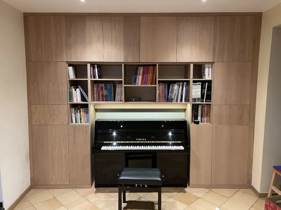 Placard intégrant un piano