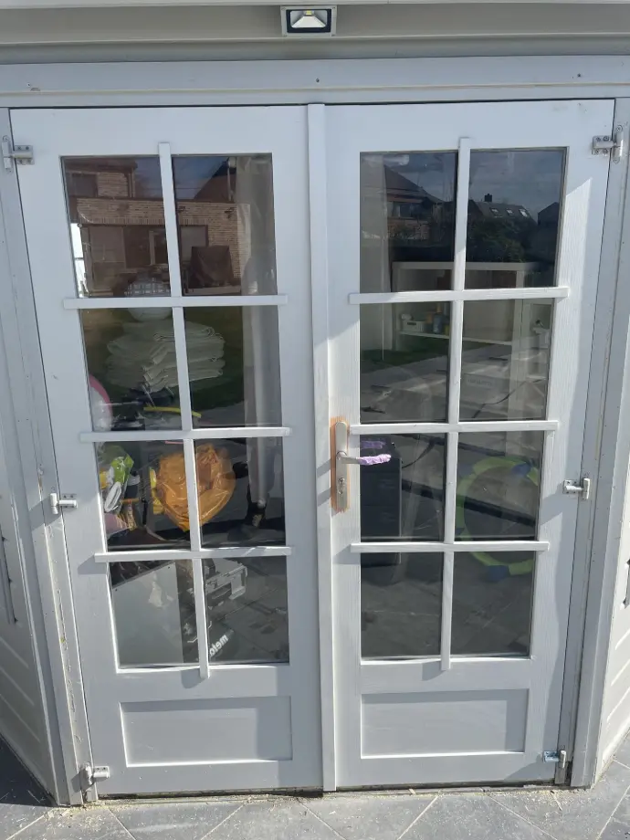 Portes vitrés d'un local piscine